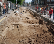 843671 Afbeelding van het archeologische onderzoek op het Janskerkhof te Utrecht bij het traject van de aan te leggen ...